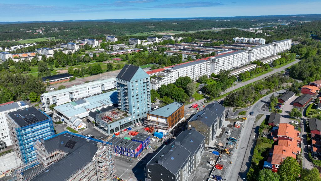 Flygbild över Gårdsten centrum maj 2022