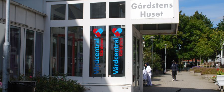Bild på entrén till Gårdstens vårdcentral där du kan vaccinera dig på Covid-19