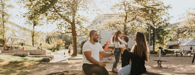 En familj fotograferad i Gårdsten