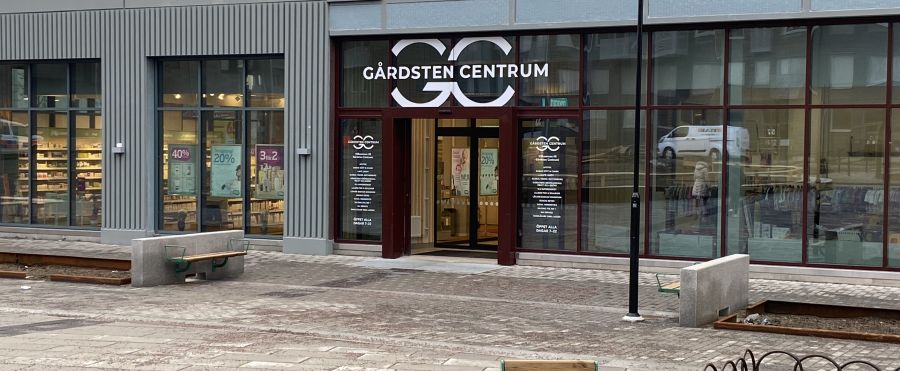 Entrén nya Gårdsten centrum vid Salviatorget