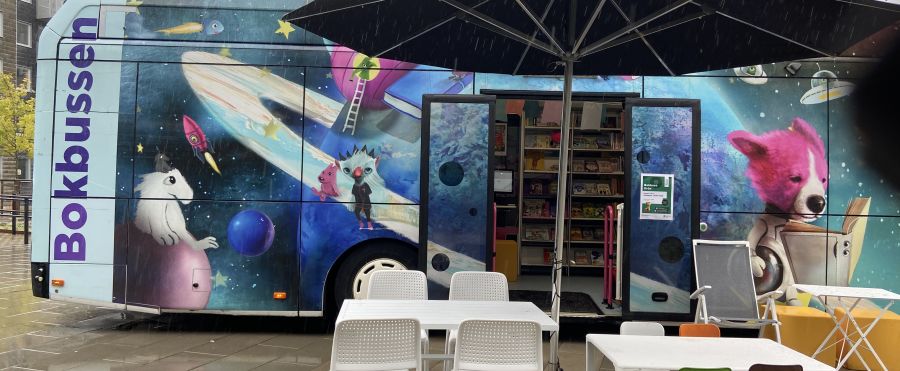 Bokbussen kommer till Gårdsten centrum på lördagar