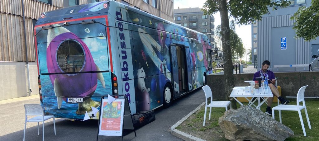 Bokbussen i Gårdsten centrum