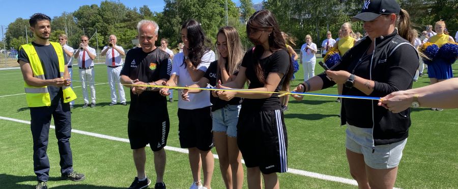 Bandklippning vid invigning av nya konstgräsplanen i Gårdstensdalen