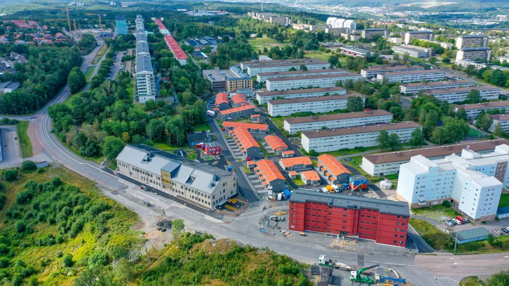 Flygbild över hela Gårdsten där Saffransgatan finns med den nya bebyggelsen