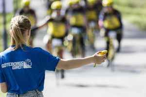 Bilden visar funktionär från Göteborgsgirot 2017 i Gårdsten