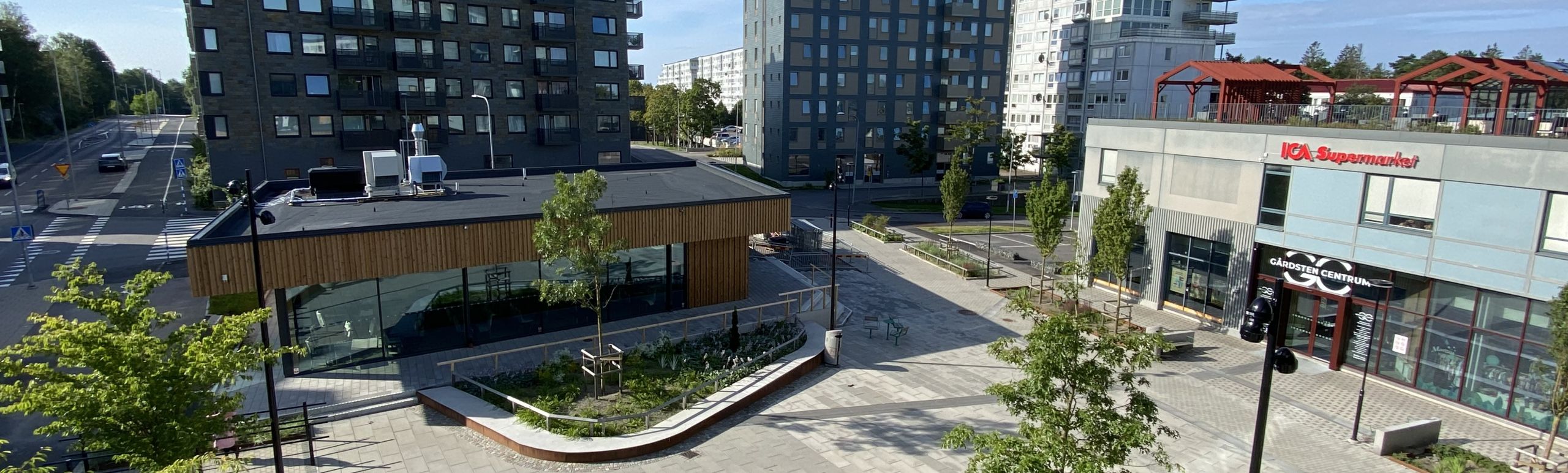 Salviatorget med restaurang Randas och entrén till Gårdsten centrum