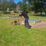 Gräsklippning kring minigolfbanan av sommarjobbare 2019