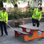 Sommarjobbare 2019 som rensar ogräs i östra Gårdsten
